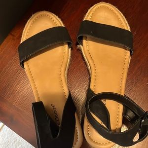 Pierre Dumas size 10 black sandals